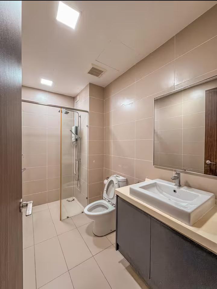 BATHROOM 2